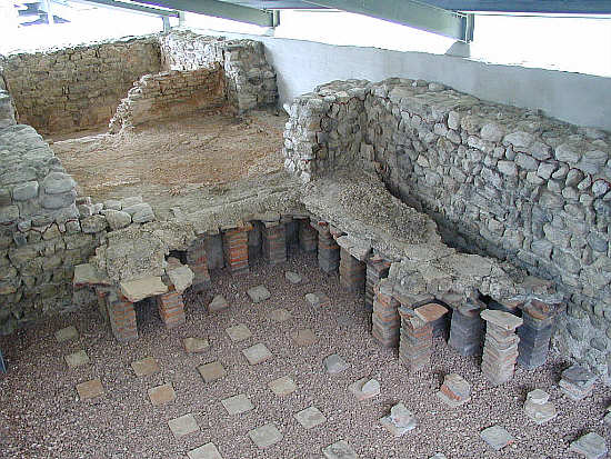 Tepidarium (Laubad, vorne) und Kaltbadewanne (hinten)