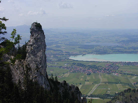 Blick von der Höhe auf Schwangau und den Anfang des Forggensees, im Hintergrund der Hopfensee 