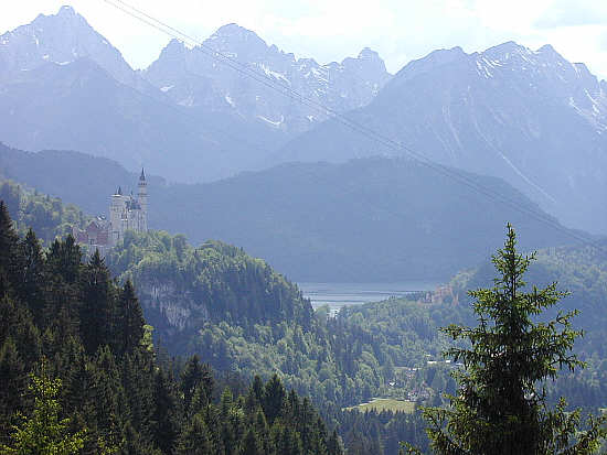 Neuschwanstein und Hohenschwangau mit dem Alpsee im Hintergrund 
