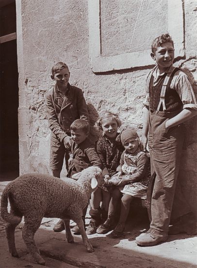 Bauernkinder fttern Lmmchen mit der Milchflasche (Gerbrunn), 1938