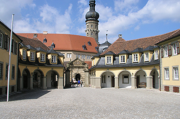 Zugang zum Schloss vom Marktplatz her