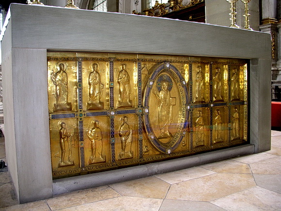 Antependium, um 1140, mit Christus und den Aposteln. Kupfer, vergoldet. 