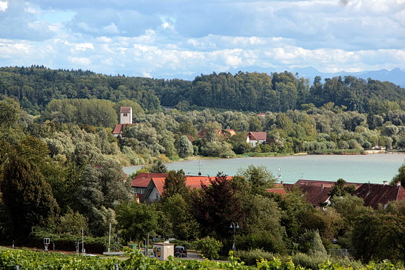 Blick nach Osten auf die Kirche von Seefelden und das Mündungsgebiet der Salemer Aach. 