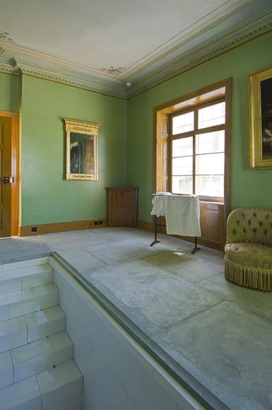 Eine original erhaltene, freigelegte und behutsam retuschierte Stuckdecke ziert das 20 Quadratmeter große Badezimmer. Bild: Napoleonmuseum Thurgau / Daniel Steiner 