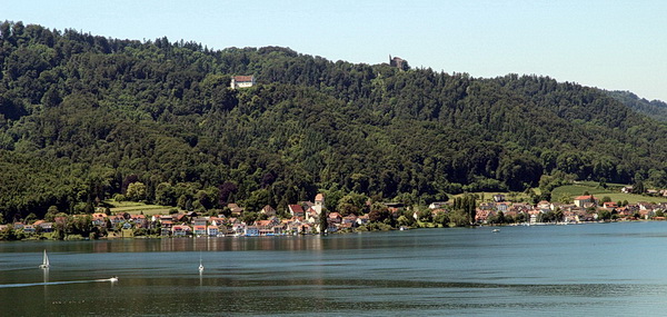 Blick vom Ludwigshafener Seeufer auf Bodman. Im Hintergrund der Bodanruck mit der Ruine Alt-Bodman 