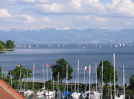 Blick über den See mit dem Panorama der Vorarlberger Alpen im Hintergrund