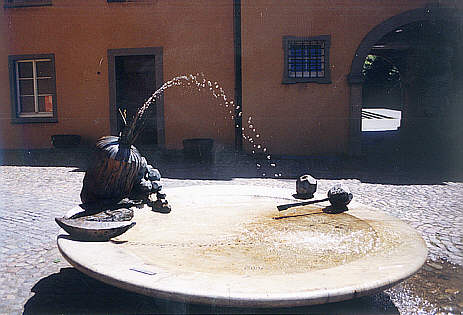 Meersburg, Brunnen vor dem Staatsweingut Meersburg