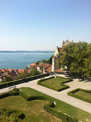 Schlossgarten mit Blick über den See