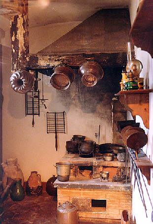 Bürgerliche Küche des 18. Jahrhunderts mit gemauertem Herd 