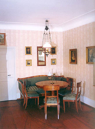 Wohnzimmer mit Sofa und Tisch des 19. Jahrhunderts 