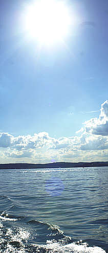 Blendende Sonne über dem See