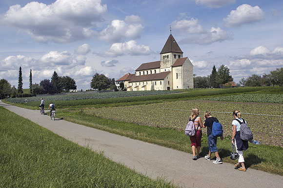 Wanderer und Radfahrer vor der Klosterkirceh St. Georg, Oberzell