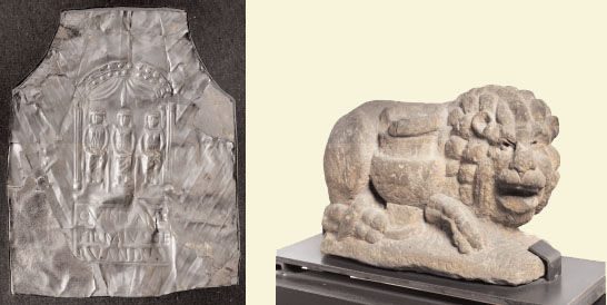 Links: Brumath, place de l’Aigle: Votivplatte, den "Gottheiten der fünf Wege" geweiht. (Grabung Direction des Antiquités 1974, 