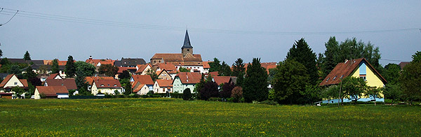 Blick auf den Ort Surbourg mit seiner romanischen Kirche