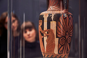 Vitrine mit Vase und Betrachterin