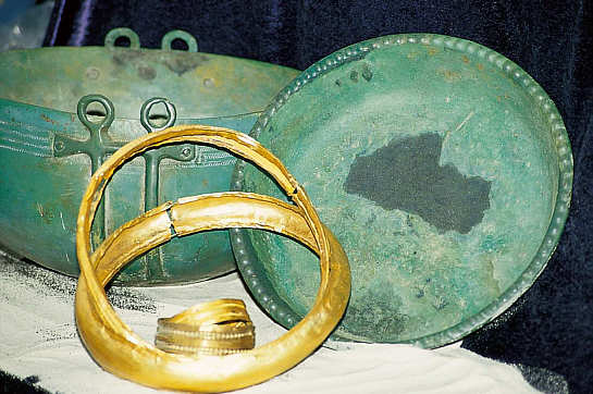 Goldreif und Bronzegeschirr von der Heuneburg