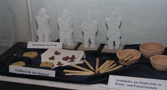 Keltenmann aus Ytong, mit Gießformen hergestellte Götterfigürchen sowie Armbänder aus Kupferfolie, in Drück- und Punziertechnik verziert, aus der didaktischen Werkstatt