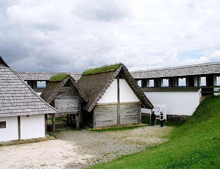 Hütten im Freilichtmuseum Heuneburg