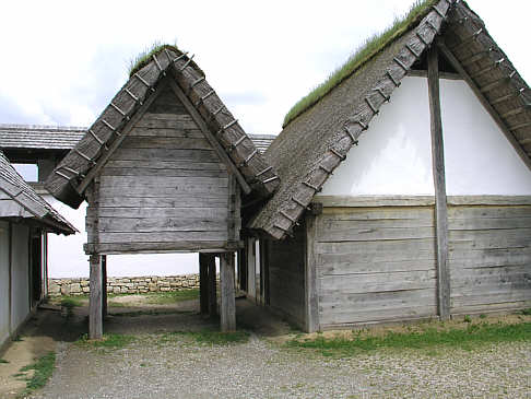 Hütten im Freilichtmuseum Heuneburg