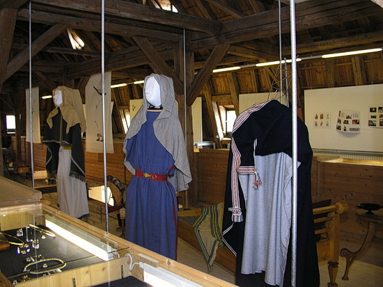 Ausstellungsetage im Keltenmuseum Hundersingen mit der Visualisierung der in der keltishcen Zeit gebräuchlichen Kleidung