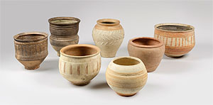 Keramikscherben aus einem Töpferofen der frühen römischen Kaiserzeit im Kölner Antoniterquartier und entsprechende intakte Gefäße. 