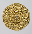 Auergewhnliche Goldfibel (11. Jahrhundert) mit einem Chalzedon in der Mitte