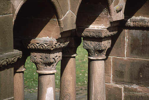 Zwillingsfenster des Palas mit skulptierten Kapitellen.