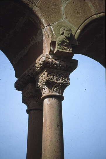 Kapitell der Palasfenster mit Skulptur im Zwickel