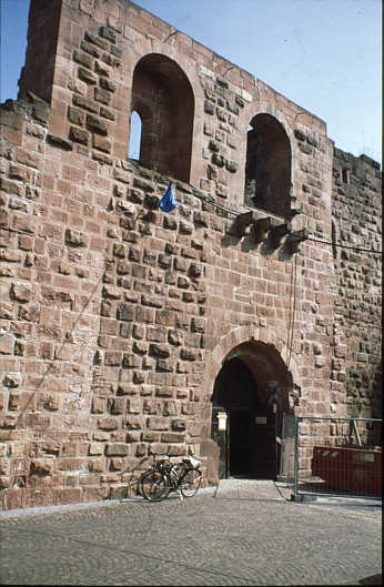 Torbau mit Eingangsportal und zwei großen, ebenfalls rundbogig geschlossenen Fenstern im Obergeschoss