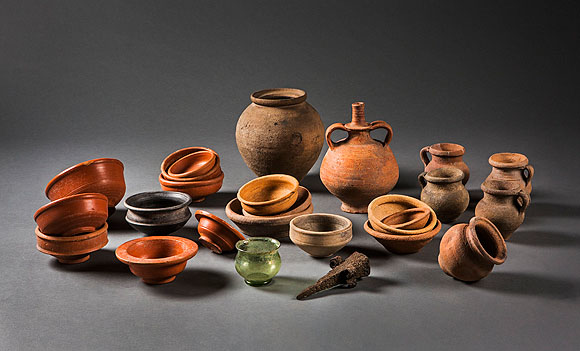 Hortfund von Bellheim, bestehend aus 23 Keramikgefäßen, einem Glasbecher und einem eisernen Dengelstock. Historisches Museum der Pfalz, Foto: Carolin Breckle 