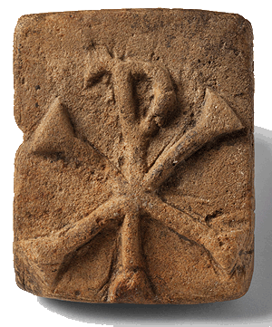 Frühchristlicher Brotstempel mit Christogramm und der Inschrift „ad pane(m) pingere utere felix“ 