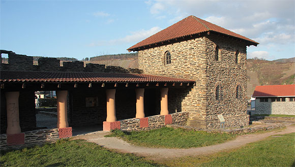 Rekonstruierter Porticus der villa rustica in Mehring (Lkr. Trier-Saarburg)