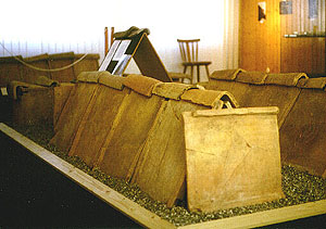 Rekonstruiertes Plattengrab aus Dachziegeln. Rheinzabern, Museum
