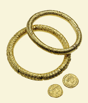Goldene Armringe und Goldmünzen aus dem Bonner Legionslager, Mitte 4. Jh. n. Chr., LVR-LandesMuseum Bonn. Foto: LVR-LandesMuseum Bonn.