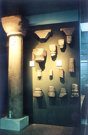 Romanische Säulenkapitelle und Säulenbasen in klaren Formen