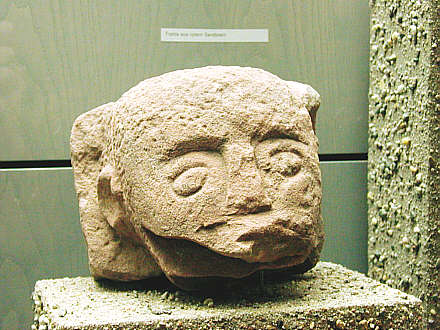 Kopf aus Sandstein, vermutlich aus dem 11. Jahrhundert