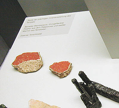 Zu den Funden aus dem antiken Baubestand gehören auch rot bemalte Putzbrocken und ein eiserner Schlüssel vom römischen Tempel.