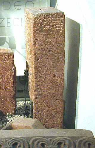 Stein mit römischer Weiheinschrift, ehemals in der Klosterkirche vermauert