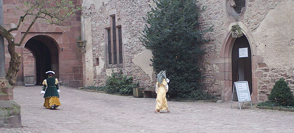 Schlosshof mit zwei Schlossführerinnen im Kostüm
