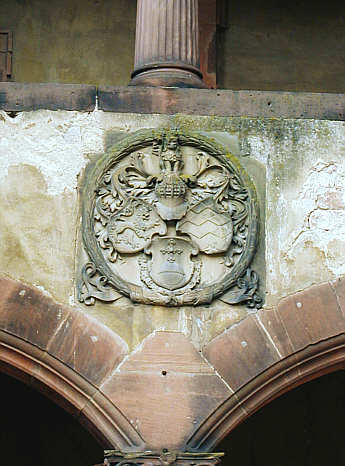 Das kurfürstliche Wappen an der Fassade des Gläsernen Saalbaus