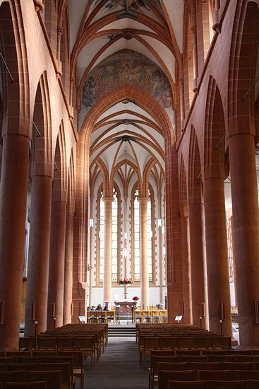 Mittelschiff der gotischen Kirche mit Blick zum Chorraum