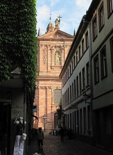 Blick durch die enge Heugasse auf die Fassade der Jesuitenkirche