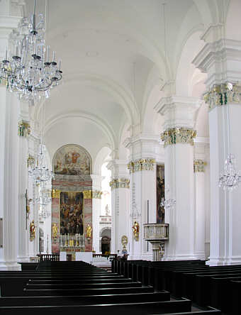 Mittelschiff der dreischiffigen Hallenkirche mit Blick zum Chor