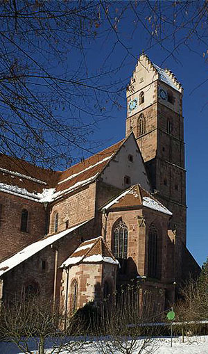 Ostansicht der Klosterkirche im Schnee