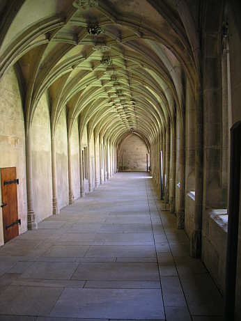 Kreuzgangflügel mit spätgotischem Gewölbe