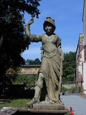 Figur im Garten des Klosters Bronnbach