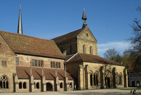 Klosterkirche mit Paradies und Arkadengang 