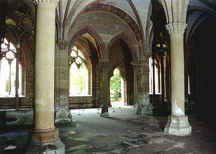 Kapitelsaal, eine zweichiffige gotische Halle, die zum Kreuzgang hin offen ist