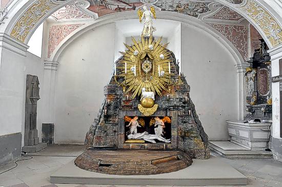 Das Heilige Grab am Karfreitag: Innen liegt, von Engeln bewacht, die Figur des Christus.