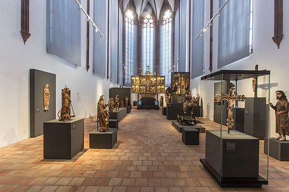 Blick in den neu einegrichteten Chorraum der Barfüßerkirche mit der neu aufgestellten Sammlung